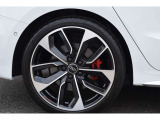 ABSを他に先駆けて標準装備するなど、Audiは「止まる」性能を高めることにも積極的に取り組んできました。路面の状況を問わず、常に最大限の制動力を発揮できることを目指しています。