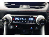 ★運転席と助手席でそれぞれお好みに合わせて温度設定が行えるフルオートエアコンです。外気温や室温、日射量を感知し、吹き出し温度、風量を緻密に制御します