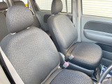 運転席まわりには十分なスペースがあり、大柄な方でもゆったり運転していただける環境です。