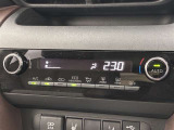 オートエアコンは温度を設定するだけで、自動で風量などを設定してくれます。運転しながら操作も必要ないので、安全性も向上します。