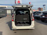 バックドアフルオープンの状態です。大きな荷物の出し入れも楽々ですね