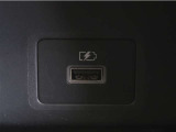 充電用USB端子付き。スマートフォン等の充電に便利です。