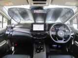 広いフロントガラスで視界良好の運転席。
