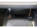シートヒーターは、エアコンで車内を温めるよりも早くシートが温まるので、寒い季節も快適になります。