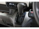 インパネシフトだから視線の移動も少なく足元もスッキリ♪運転席もゆったりしているのでゆとりを持ってドライブできますね!
