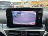 【バックモニター】後方の障害物や歩行者を確認できるバックモニター。狭い駐車場や混雑した場所でも安心して車を操作できます。