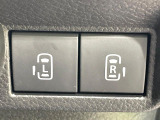 【両側パワースライドドア】スマートキーや運転席のスイッチで後席両側スライドドアの開閉が可能♪電動だから力を入れてドアを開ける必要が無く、小さなお子様でも簡単に開け閉めでき快適です♪