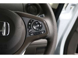 Hondaセンシングの機能のひとつ、アダプティブクルーズコントロール付!アクセルから足を離しても設定したスピードと前車との車間を保ち走行してくれます!車線維持もアシスト☆高速道路で疲労軽減ですね☆