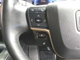 ステアリングには運転中でも簡単に操作できる各種スイッチついてます