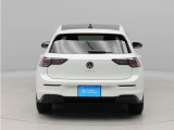 トランクルームの開閉方法は、VWのエンブレム部分が取っ手になります。