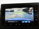バックカメラの画像です。ガイドラインがスムースな車庫入れをサポートいたします。車庫入れの安心感がアップしますね。