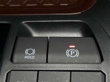 電動パーキングブレーキを搭載。スイッチ操作でパーキングブレーキを作動・解除することができるので操作の力が不要です。