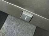充電用USB端子付き。スマートフォンなどの充電に便利です。