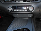 車内の室温を自動で一定に保ってくれる便利なオートエアコンが付いています。温度を設定するとクルマがエアコン噴出し温度を上げたり下げたり風量を変えたりしてくれるので運転に集中が出来ますよ。