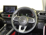 運転の際、常に目にする部分だけにシックで飽きのこないデザインが良いですね。