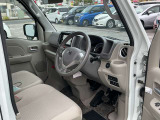 広々とした運転席。とても軽自動車とは思えません。