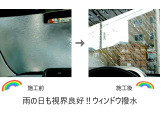 雨を弾いて視界を確保し、専用ワイパーリフィールで拭き取りもクリア。約1年間効果が持続し、快適で安全な運転をサポートします。