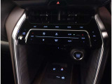 お車のキーはスマートキーです。キーを身につけた状態で車に近づき、ドアロックの解錠や施錠操作が出来ます。雨の日など両手がふさがっている時など、とっても便利ですね。