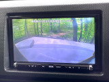 【バックカメラ】駐車時に後方がリアルタイム映像で確認できます。大型商業施設や立体駐車場での駐車時や、夜間のバック時に大活躍!運転スキルに関わらず、今や必須となった装備のひとつです!