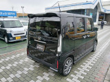 全てのクルマに車両検査証がついています。中古車オークション業界で確立された公正な基準を採用しています。トヨタ自動車によって、修復歴や状態を正しく判断できると認定された車両検査員が、1台1台検査し点数と