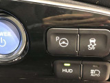 アドバンスト パーク付きです。カメラやソナーによって、周囲を監視しながら駐車を支援。障害物を検知した場合には警報を鳴らし、ブレーキ制御を行うことで接触回避を支援します。