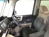 高いホールド性で運転姿勢が安定します。長距離ドライブでも疲れにくいのが魅力です。快適なドライビングライフをお送りください♪