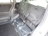 ◆チップアップ&ダイブダウン機構付【ULTR SEAT】は後席座面を左右分割で跳ね上げることができます。トランクで積載できない背の高い荷物をラクラク収納できます。ホンダ車ならではの人気装備です。