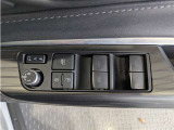 パワーウィンドウのスイッチですよ。 運転席に居ながら窓を開け閉めのコントロールできますよ。 ロック機能で、子供がイタズラして窓を開けるという事も無くなりますよ。