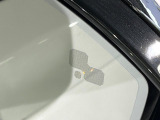 ブラインドスポットモニター 左右斜め後ろを平行して走る車を認識し、車線変更の際に危険を察知するとドライバーへ警告を促します。夜・雨・トンネル内など走行時の環境が悪い時ほど便りになる安全装置です。