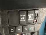 【両側パワースライドドア】両側がパワースライドドアになっており、運転席のスイッチやスマートキーでも開閉が可能です!開口部も広いので乗り降りも楽々♪
