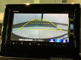 リバースギアに入れるだけで後方の表示へ切り替わります。夜間や雨の日の駐車も楽になりますよ。