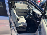 快適に運転できるドライブポジション!運転席シートリフターとチルト&テレスコピック付きステアリングで、女性でも無理のない運転姿勢がとれます。