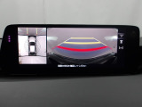 狭い場所での駐車やすれ違いなどでより的確な運転操作に役立つ360&deg;ビューモニターが装備されています。
