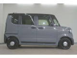 リアには左右スライドドアを採用。狭い駐車場でも開閉しやすく、強風の日でもドアが煽られにくくなっております。小さなお子さまやご年配の方も安心して乗り降りできます。