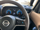 プロパイロット(同一車線運転支援)アクセル・ブレーキ・ステアリング操作をクルマがサポート。高速道路などで、ドライバーの負担を軽減します。