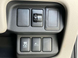 安全装備に関するボタンは運転席周りにまとめて設置されています