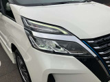洗練されたデザインのLEDヘッドランプ。美しい輝きがより一層先進性と力強さを印象付けます。