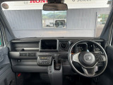 見晴らしのいいフロントは、アイポイントも高く運転もしやすくなっております!シフトやスイッチ類などもインパネにまとめてあるので操作もしやすい設計となっております☆