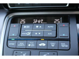 フルオートエアコンを装備しております。車内の温度設定だけでなくPM2.5にも対応した高性能集塵フィルターも装備しており車内はいつも快適空間です。