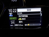 レーンディパーチャーアラートとは車線または走路からの逸脱の可能性を警告すると共に、車線または走路からの逸脱を避けるためのハンドル操作の一部を支援する機能です。詳細は販売店スタッフまでおたずねください。