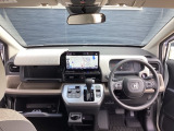 運転席周りです。カップホルダーや小物の収納などは必須ですよね!!使い勝手の良いつくりになっております!!