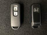 スマートキーを装備しています。鍵を差し込むことなくドアロックの開け閉めと、スタートボタン操作でのエンジンスタートができます。スペアキーも同じものを用意しております。