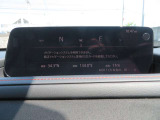 Apple Car play/Android Autoはコマンダーコントロールでスマートフォンを操作して、通話、メッセージの送受信や、音楽を聴いたり、マップで目的地を調べることができ、また、音声操作が可能です。