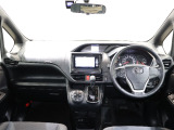 操作性に優れた運転席となります!小物入れや各ボタンの配置にこだわり、使いやすいです!座り心地もよく視認性も良好なのでロングドライブもお任せ下さい!