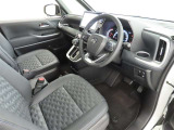 シンプルで使いやすいデザインの運転席です。