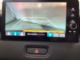 バックでの車庫入れも安心です! リアカメラが付いているバックモニター付のナビディスプレーを装備しております。操作線もついており距離感も画面から確認できます。