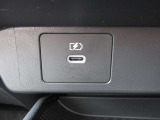 Type CのUSB電源ソケットが装着されております。移動中にスマホやタブレットの充電に便利です☆