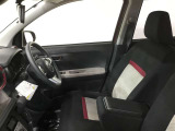 高いホールド性で運転姿勢が安定します。長距離ドライブでも疲れにくいのが魅力です。快適なドライビングライフをお送りください♪
