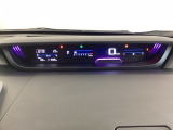デジタル表示のスピードメーターとタコメーターを大きく配した見やすいメーター部になっています。左側のインフォメーション画面でオドメーターや燃費などの情報を確認できます。
