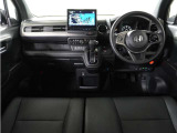 ◆視界広々で非常に運転しやすくロングドライブでも疲れを感じさせないすっきりとまとまったインパネ周りです。